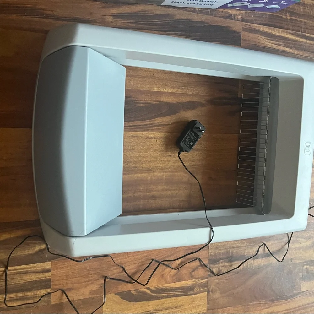 Auto scooping cat litter box.Easy and convenient. Used briefly. works great!